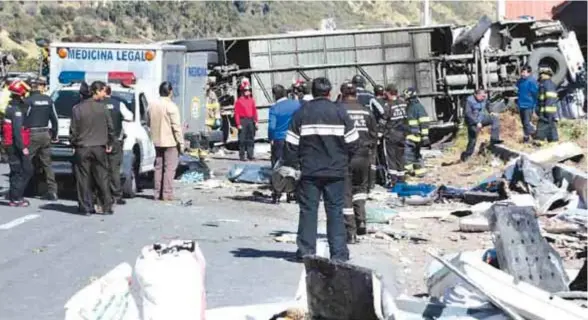  ??  ?? TRAGEDIA. El percance ocurrió en la curva conocida como ‘de la muerte’ por la alta incidencia de accidentes. Está en el km 8,5 de la vía Pifo-Papallacta.