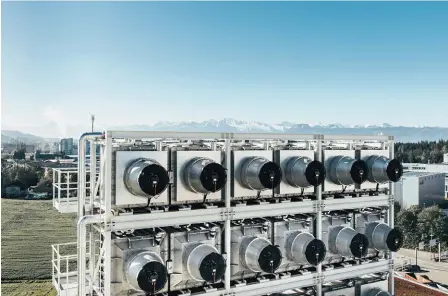  ??  ?? Installé par la start-up suisse Climeworks non loin de Zurich, cet aspirateur à CO2 absorbe le gaz carbonique dans l’atmosphère, à hauteur de 50 tonnes par an. Ce dispositif est l’une des solutions envisagées pour réduire les gaz à effet de serre.