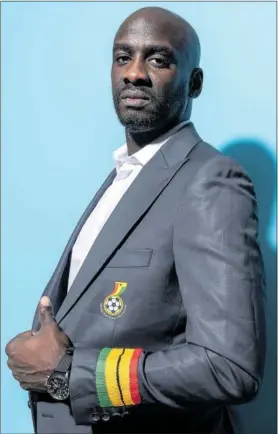  ?? ?? Addo, selecciona­dor ghanés, con el traje oficial de los ‘Black Stars’.