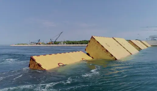  ??  ?? Un muro nascosto sott’acqua Il test di sollevamen­to delle paratoie del Mose alla bocca di porto di Chioggia