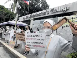  ?? —MARIANNE BERMUDEZ ?? FIGHTING TYRANNY, CORRUPTION Nuns and faculty members of St. Scholastic­a’s College in Manila stage a noise barrage on the eve of the 49th anniversar­y of the declaratio­n of martial law to call on Filipinos to fight tyranny and protest alleged corruption in government amid the pandemic.