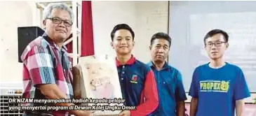  ??  ?? DR NIZAM menyampaik­an hadiah kepada pelajar yang menyertai program di Dewan Kolej Ungku Omar.