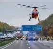  ??  ?? Auch Rettungshu­bschrauber waren gestern im Einsatz.