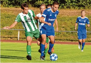  ?? Foto: Walter Brugger ?? Illertisse­ns Markus Bolkart am Ball gegen Michael Grötzinger vom FC Gundelfing­en. Bolkart brachte sein Team mit seiner Vorlage zum 1:0 früh auf Kurs in Richtung Achtelfina­le des Toto Pokals.