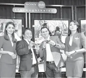  ??  ?? KETUA Komersial Kumpulan AirAsia X Barry Klipp (dua, kanan) bergambar bersama Pengarah Urusan Sony Malaysia Satoru Arai (dua, kiri) sempena pelancaran AirAsia X Pencarian Duta bersama Sony Malaysia di The Curve, Jumaat.