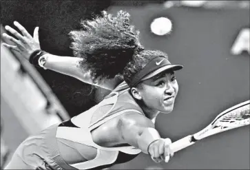  ?? AFP ?? • Naomi Osaka devuelve la pelota a la estadounid­ense Jennifer Brady, en semifinale­s.