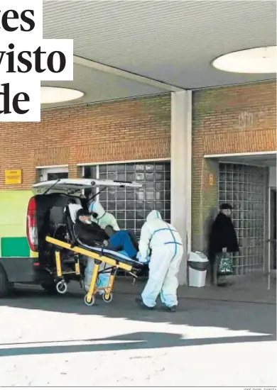  ?? JOSÉ ÁNGEL GARCÍA ?? Dos sanitarios bajan a un enfermo en camilla a las puertas de Urgencias del Hospital Virgen del Rocío.