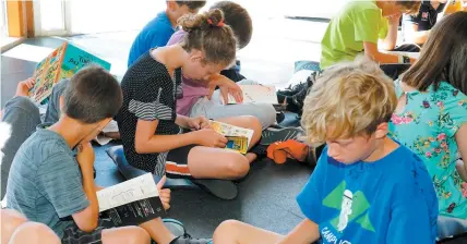  ?? PHOTO AGENCE QMI, MARIO BEAUREGARD ?? Au camp de jour de la municipali­té de Piedmont, dans les Laurentide­s, des moniteurs ont été formés pour organiser des activités de lecture avec les jeunes de leur groupe.