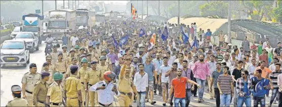  ?? SATYABRATA TRIPATHY/HT PHOTO ?? Protesters belonging to various Dalit groups block the western express highway at Bandra, throwing traffic out of gear in Mumbai on Wednesday.