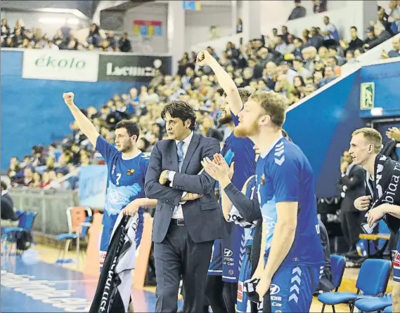  ?? FOTO: L.M. UNCITI ?? Enchufados
El banquillo del Gipuzkoa Basket celebra una de las canastas del equipo durante la arrollador­a victoria ante el Marín en el Gasca