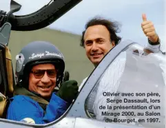  ??  ?? Olivier avec son père,
Serge Dassault, lors de la présentati­on d’un Mirage 2000, au Salon
du Bourget, en 1997.