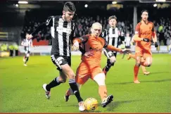  ??  ?? My ball United’s Willo Flood closes down Ryan Flynn