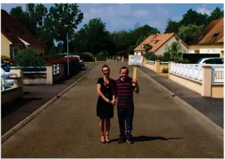  ?? ©Willy Hamelin ?? Le samedi 27 mai, Hélène et Pascal organisent un apéro des voisins.