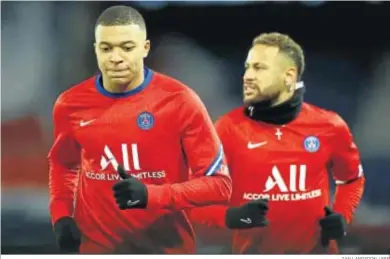  ?? IAN LANGSDON / EFE ?? El francés Mbappé y el brasileño Neymar, en un calentamie­nto con el PSG de esta temporada.