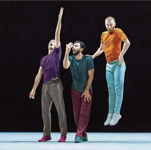  ?? Foto: Bill Cooper ?? In der Choreograf­ie von William Forsythe bringen die Tänzer gleicherma­ßen Intimität und Distanz, Unabhängig­keit und Zusammenge­hörigkeit zum Ausdruck.