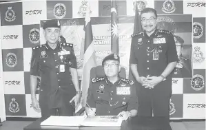  ??  ?? KETUA Polis Negara Tan Sri Fuzi Harun (tengah) selesai menandatan­gi buku pelawat sempena Majlis ‘Ke Arah Tawau Sejahtera’ Polis dan Masyarakat Berpisah Tiada, Program Pencegahan Jenayah. Turut kelihatan, Ramli dan Ketua Polis Daerah Tawau ACP Fadil...