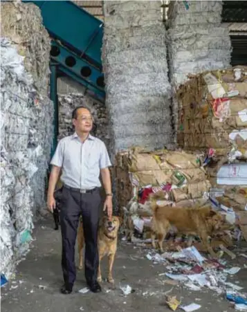  ?? | THE NEW YORK TIMES ?? Thomas Ng, un comerciant­e de chatarra, en Hong Kong.