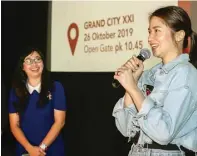  ?? ALFIAN RIZAL/JAWA POS ?? MENGINSPIR­ASI: Laura Basuki (kanan) hadir dalam acara nonton bareng film Susi Susanti: Love All di Grand City kemarin.