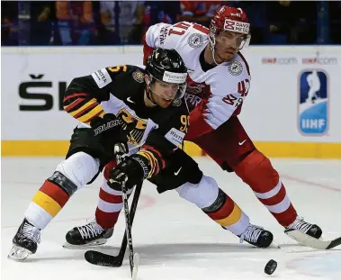  ?? FOTO: MARTIN ROSE/GETTY ?? Nationalsp­ieler Frederik Tiffels (links) behauptet den Puck.