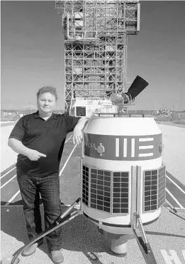  ?? MOON EXPRESS ?? Moon Express President and CEO Bob Richards with a mockup of the MX-1 lander at Cape Canaveral Air Force Station’s Launch Complex 17.