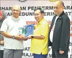  ??  ?? Dr Sim (second right) presents the Blood Donors Award to Ang Yu Lok who has donated 175 times. Also seen is Chew (right).