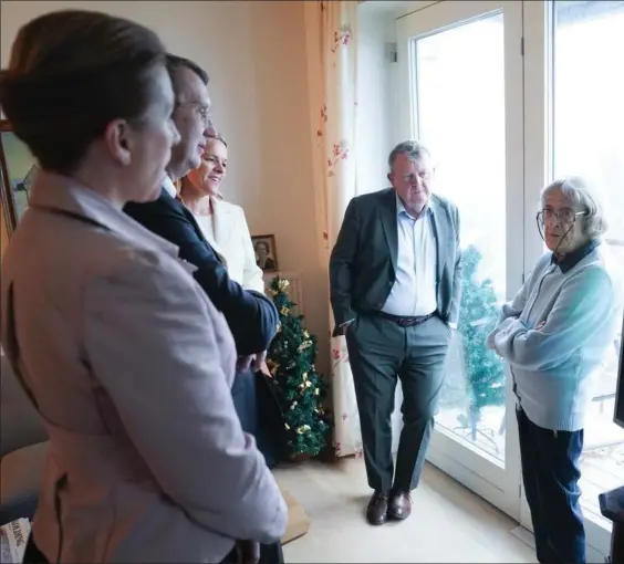 ?? ?? Tre partiforma­end og en aeldremini­ster taler med 76-årige Grethe Munk inden et pressemøde om aeldreudsp­illet.
Foto: Claus Fisker/Ritzau Scanpix