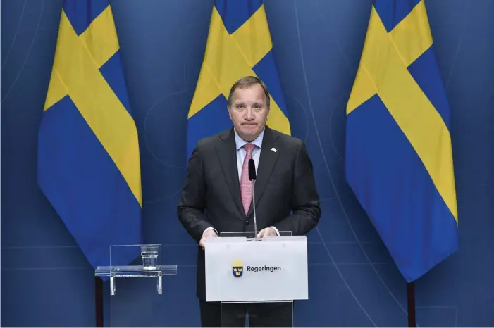  ?? FOTO: STINA STJERNKVIS­T/LEHTIKUVA/AFP ?? Statsminis­ter Stefan Löfven (S) håller pressträff i Rosenbad i Stockholm.
■