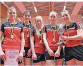  ??  ?? Siegerehru­ng bei der 52. Deutschen Prellball-Meistersch­aften der Jugend im April 2015, weibliche Jugend C/D 11-14 Jahre (v.l.): Leonie Bielitza, Nina Mörch, Melissa Liesen, Marlene Wenzlokat, Annika Köthe.