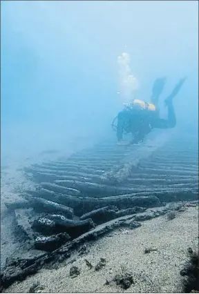  ??  ?? A 25 metros. El pecio de Cap de Vol, cerca del Port de la Selva, ha dado valiosísim­a informació­n sobre la marinería del siglo I aC.