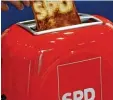  ?? Foto: dpa ?? Ein SPD Toaster für Kevin Kühnerts Leis tung. Ein kleiner roter Schulzug war si cher nicht mehr auf Lager.
