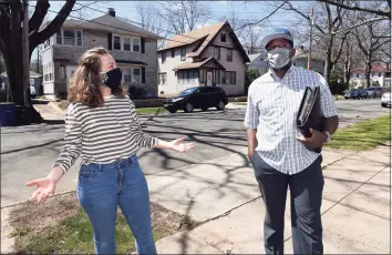  ?? Arnold Gold / Hearst Connecticu­t Media ?? Kelly Blanchat, left, speaks with her neighbor, Shafiq Abdussabur, who is running for alder of Ward 28, on Glen Road in New Haven on Thursday.