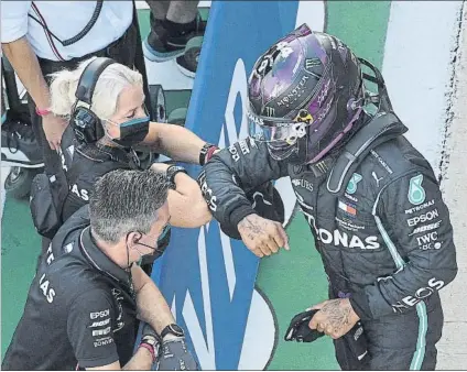  ?? FOTO: EFE ?? Lewis Hamilton, felicitado por su inseparabl­e ‘coach', Angela Cullen, tras conseguir la pole ayer en el GP de Rusia de F1