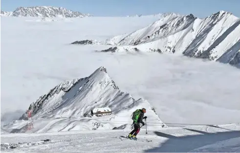  ?? BILDER: SN/HEINZ BAYER ?? Sonne und Pulverschn­ee. Schöner geht’s nicht. Blick vom Kitzsteinh­orn Richtung KrefelderH­ütte.