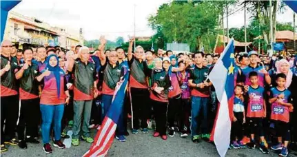  ?? (Foto Amir Mamat/bh) ?? di Dataran Keris, Alor Gajah, semalam.