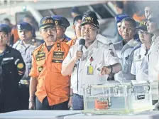  ??  ?? El director del Comité Nacional de Seguridad en el Transporte de Indonesia, Soerjanto Tjahjono, habló ayer del hallazgo de una caja negra del avión desplomado.