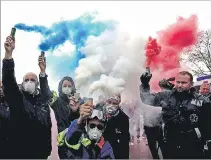  ?? GONZALO FUENTES / REUTERS ?? Tensión. Manifestan­tes en la Plaza de la Concordia, ayer en París.