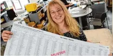  ?? Foto: Silvio Wyszengrad ?? Elke Lörcher vom Bürgeramt präsentier­t die Stimmzette­l, die diese Woche im Bür geramt der Stadt Augsburg eintrafen.