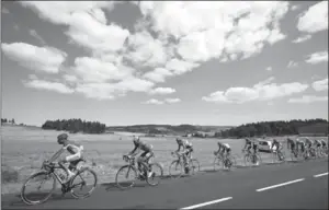  ?? CHRIS GRAYTHEN, GETTY IMAGES ?? The lead group rides through the countrysid­e during stage 15 of the 2017 Le Tour de France on Sunday.