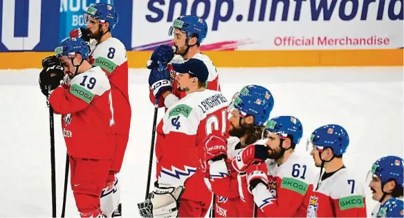  ?? Foto: ČTK ?? Prázdné pohledy Ve tvářích českých hokejistů se po čtvrtfinál­ovém vyřazení zračila marnost. Světový turnaj jim nevyšel, zápas v poloprázdn­é hale v Tampere s USA už vůbec ne.