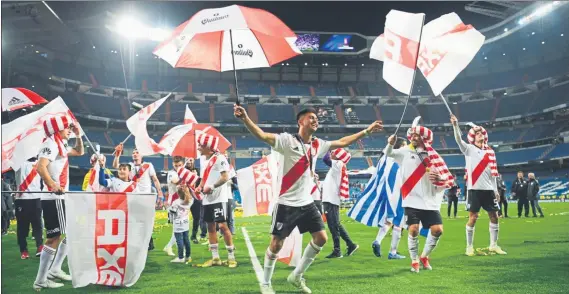  ?? FOTO: GETTY ?? Los jugadores de River Plate, exultantes, celebran el título sobre el césped del Santiago Bernabéu junto a sus familias