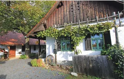  ??  ?? Karel in Edita Časar sta pred dvanajstim­i leti apartmaje uredila v 130 let stari domačiji v Kruplivnik­u na Goričkem.