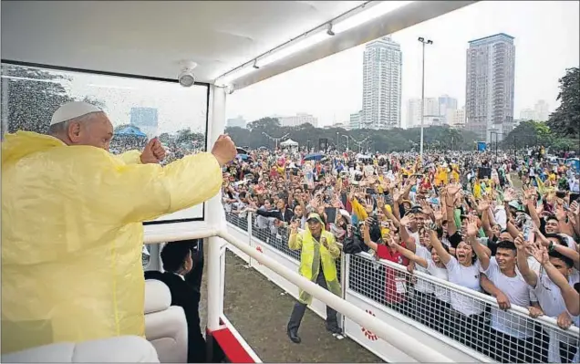  ?? REUTERS ?? Francisco se despide desde el papamóvil de la multitud que acudió a la misa en el parque Rizal de Manila, ayer