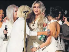  ?? PHOTO: LUCAS JACKSON/REUTERS ?? Singer Kesha (C) was embraced by a multitude of singers after they together sang Praying, her autobiogra­phical song against harassment