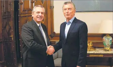  ??  ?? INCERTIDUM­BRE. Luego de las PASO, la reunión del entonces presidente Macri con Fernández trajo cierta paz a la política y la economía. Hoy, ese diálogo está roto.