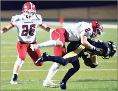  ?? MATT HAMILTON / The Daily Citizen ?? Sonoravill­e’s Kobe McEntyre (2) and Colton Richards (26) rally to the ball to bring down a North Murray player during the first half of Friday’s Region 6-AAA Play-in game.