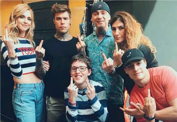  ??  ?? Un dito medio alle discrimina­zioni Cristiano Rossi, al centro, e, da sinistra, Chiara Ferragni, Fedez, J-Ax, Nina Palmieri e lo YouTuber Luis Sal