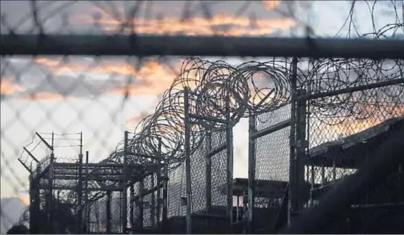 ?? CHARLES DHARAPAK / AP ?? Imagen parcial de la prisión de Guantánamo, donde Estados Unidos mantiene recluidos a talibanes y miembros de Al Qaeda