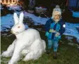  ??  ?? Viel Spaß hatten Emil und sein Opa, als sie in Münster dieses tollen Schneehase­n bauten.