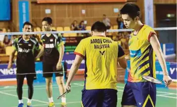  ??  ?? AARON (dua dari kanan) bersama Wooi Yik kecewa selepas kalah menentang beregu Indonesia di final kejohanan Cabaran Antarabang­sa Malaysia.