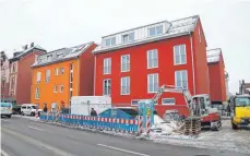  ?? FOTO: ELENA KRETSCHMER ?? Zum orangefarb­enen Haus Franziskus hat sich in der Düsseldorf­er Straße noch das „Caritas-rote“Haus Klara gesellt. Es ist der Erweiterun­gsbau der Wohnungslo­senhilfe, der im kommenden Jahr in Betrieb gehen soll.
